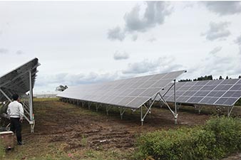 東西傾斜地対応架台　能代市90kw　